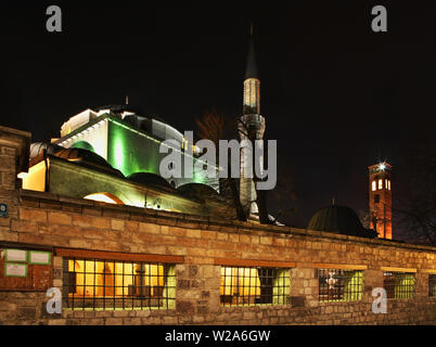 Gazi Husrev-beg moschea e Sahat-kula (clock tower) a Sarajevo. Bosnia ed Erzegovina Foto Stock