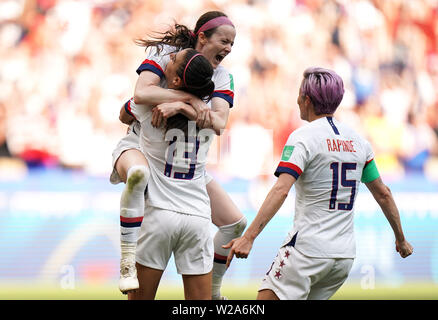 Stati Uniti d'America's Rose Lavelle (sinistra) celebra il suo punteggio lato il secondo obiettivo del gioco con il compagno di squadra Alex Morgan e Megan Rapinoe (a destra) durante il FIFA Coppa del Mondo Donne 2019 finale allo Stade de Lyon, Lione, Francia. Foto Stock