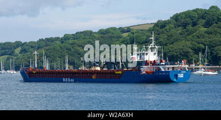 Nave cargo Pilsum da St Johns si sposta su per il fiume Fowey in Cornovaglia, Inghilterra al China Clay upsteam opere della città di Fowey Foto Stock