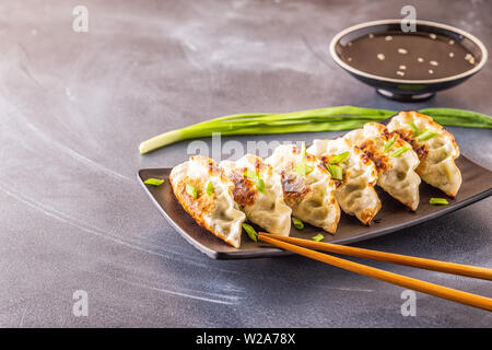 Gyoza o gnocchi snack con la salsa di soia, il fuoco selettivo, copia dello spazio. Foto Stock