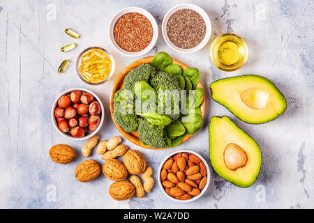 Vegan fonti di omega 3 e di acidi grassi insaturi. Concetto di alimenti sani. Vista dall'alto. Foto Stock