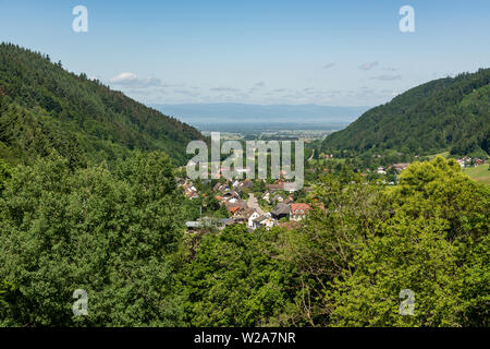 Visualizza in basso nella valle Muenstertal nella Foresta Nera e sullo sfondo le montagne Vosges Foto Stock