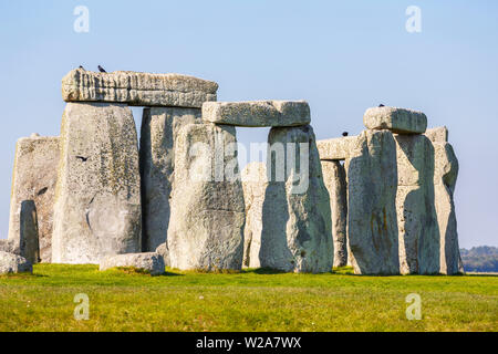 Vista della mitica Stonehenge con enormi sarsen pietre permanente, l'età del bronzo stone temple attrazione turistica, Salisbury Plain, Wiltshire, SW Inghilterra Foto Stock