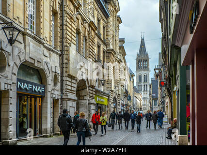 Mattinata sulla strada principale Rue du Horloge nel borgo medievale di Rouen, Francia come turisti e gente del posto a piedi le strade fatte di ciottoli vicino alla cattedrale. Foto Stock