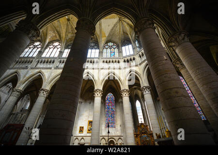 Il bellissimo interno gotico della cattedrale di Notre Dame di Rouen Francia con molte volte e finestre di vetro colorato Foto Stock