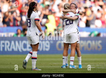 Stati Uniti d'America's Megan Rapinoe (destra) festeggia con il compagno di squadra Allie lungo e Alex Morgan (sinistra) dopo aver vinto la Coppa del Mondo donne dopo il fischio finale durante il FIFA Coppa del Mondo Donne 2019 finale allo Stade de Lyon, Lione, Francia. Foto Stock