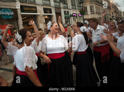 Le donne in costumi tradizionali hanno divertimento per le strade di Marques de Larios durante una performance.Oltre 4.730 persone si sono radunate per le strade per un nuovo record mondiale di ballo flamenco, organizzato da Malaga il flamenco della scuola di ballo come parte degli eventi per il Flamenco Biennale di arte per promuovere l'Andalusia Cultura e ballo flamenco. Foto Stock