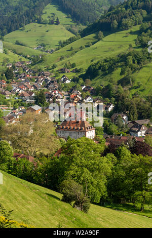 Vista da un sentiero escursionistico verso il basso per il municipio del piccolo villaggio climatiche di Muenstertal nella Foresta Nera Foto Stock