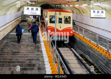 La metropolitana Tram su pendio ripido e persone salendo le scale in un tunnel di montagna. Foto Stock