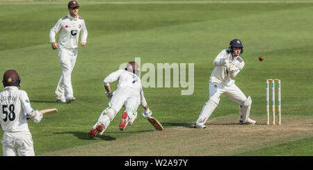 Londra, Regno Unito. 7 Luglio, 2019. Ollie Robinson raccoglie la sfera e le immersioni Ben Foakes strettamente evita essendo esaurito alla battuta per Surrey contro Kent il giorno uno della contea di Specsavers partita di campionato al ovale. David Rowe/Alamy Live News. Foto Stock