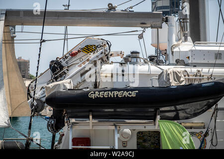 Il logo di Greenpeace è visto su una scialuppa di salvataggio.L'ammiraglia Rainbow Warrior di Greenpeace arriva in Spagna per la lotta contro la crisi climatica. La barca a vela si fermerà presso i porti di Barcellona, Malaga e Vigo per chiedere misure urgenti contro la crisi climatica. Foto Stock