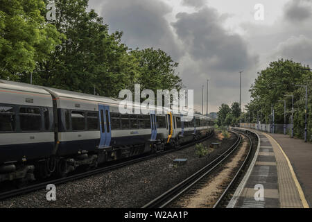 Movimento del treno dalla stazione al di qua di colore verde Foto Stock