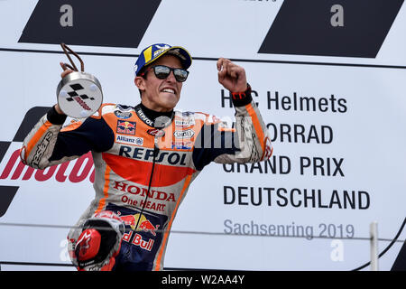 Chemnitz, Germania. 07 Luglio, 2019. Il 7 luglio 2019, Sachsenring Motorsport racing circuito, Hohenstein-ernstthal, Chemnitz, in Sassonia, Germania; MotoGP di Germania, il giorno della gara; Marc Marquez primo luogo celebra sul podio Credit: Azione Plus immagini di sport/Alamy Live News Foto Stock