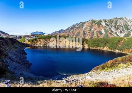 Bellissimo laghetto di montagna in una giornata di sole. Lago Mikuriga Tateyama, Kurobe, Giappone. Foto Stock