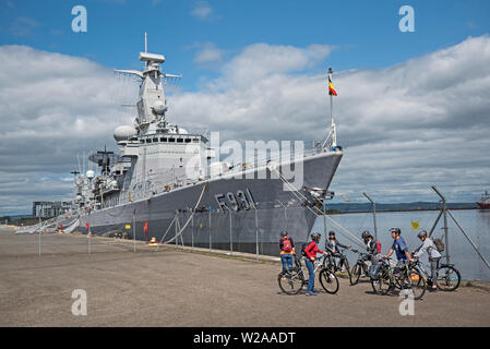 I ciclisti fermata dalla BNS Louise-Marie F931, un Karel portiere fregata classe appartenenti alla Marina Militare Belga a Ocean Terminal, Leith, Scotland, Regno Unito. Foto Stock