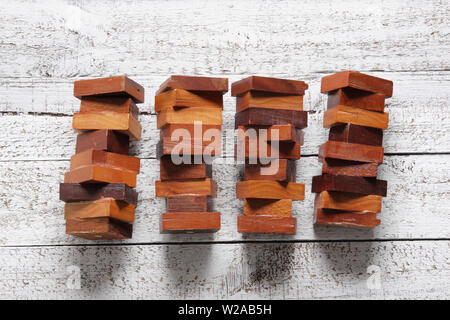 Pile di blocchi su sfondo di legno Foto Stock