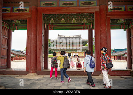 SEOUL, Corea del Sud - 1 giugno 2019: un gruppo di quattro donne sono in procinto di entrare nel Palazzo di Changdeokgung attraverso un cancello Foto Stock