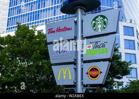 Food court sospiro con un mazzetto di ristorante su di esso Foto Stock