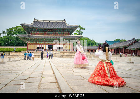 SEOUL, Corea del Sud - 1 giugno 2019: due donne, indossando il costume tradizionale sono di scattare le foto per i social media presso il Palazzo di Changdeokgung Foto Stock