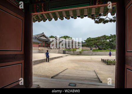 SEOUL, Corea del Sud - 1 giugno 2019: Tre visitatori visto da lontano al Palazzo di Changdeokgung Foto Stock