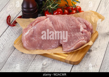 Carne di maiale cruda su sfondo di legno Foto Stock