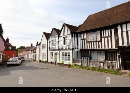 Il Castello di Hedingham village street scene con case medievali, il Castello di Hedingham, Essex REGNO UNITO Foto Stock