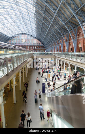 Stazione ferroviaria di St Pancras - passeggeri nell'atrio all'interno della stazione ferroviaria internazionale di St Pancras, Londra Regno Unito Foto Stock