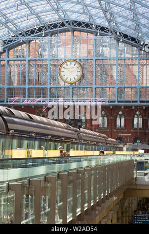 Stazione ferroviaria di St Pancras - l'atrio all'interno della stazione ferroviaria internazionale di St Pancras, con treno e l'orologio della stazione, Londra UK Foto Stock