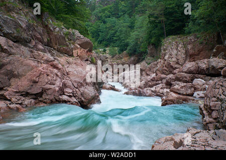 Il granito il canyon del fiume Belaya. Monumento della natura. Situato in Russia, nelle montagne del Caucaso del Nord. Foto Stock