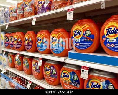 Tide detergente per lavanderia su un ripiano in un negozio Foto Stock