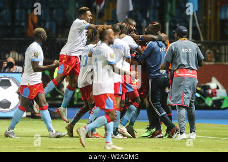 Alessandria, Egitto. 07 Luglio, 2019. Congo giocatori celebrare rigature durante il 2019 Africa Coppa delle Nazioni round di 16 partita di calcio tra il Madagascar e Repubblica Democratica del Congo a Alessandria Stadium. Credito: Omar Zoheiry/dpa/Alamy Live News Foto Stock