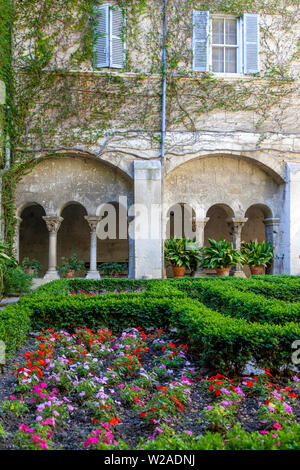 Cortile della St Paul de Mausole - asilo dove Vincent van Gogh è stata trattata nei pressi di San Remy de Provence, Francia Foto Stock