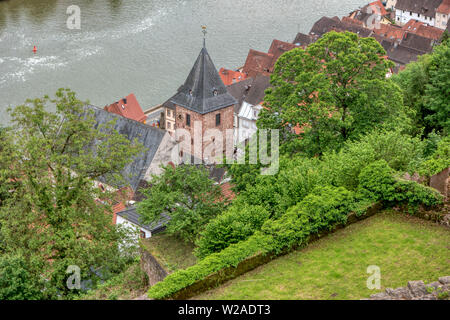 Hirschhorn lungo la lunga distanza sentiero escursionistico Neckarsteig in Germania Foto Stock