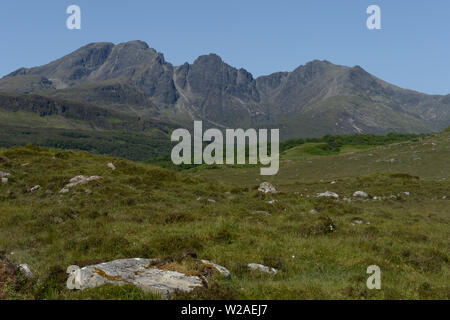 Blà Bheinn o Blaven montagna sull'Isola di Skye in Scozia con il suo caratteristico profilo frastagliato, è composta principalmente da gabbri rock Foto Stock