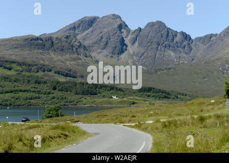 Bla Blaven montagna con il suo contorno frastagliato sul percorso di Elgol a Skye Foto Stock