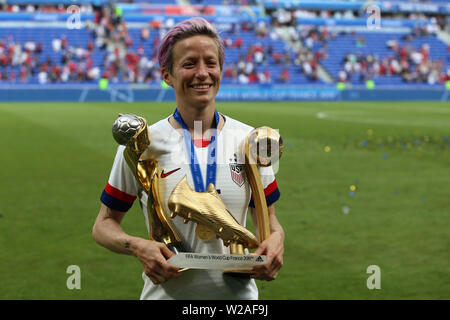 Groupama Stadium, Lione, Francia. 7 Luglio, 2019. FIFA Womens finale di Coppa del Mondo, STATI UNITI D'AMERICA contro Paesi Bassi; 15 Megan Rapinoe (USA) team captin visualizza il suo credito di trofei: Azione Plus sport/Alamy Live News Foto Stock