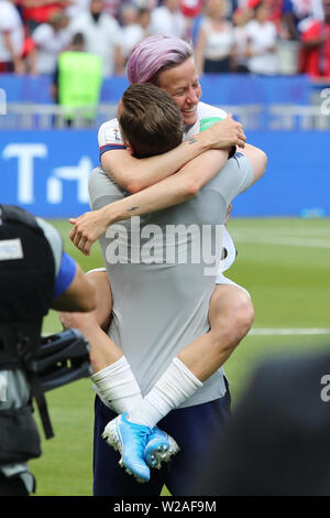 Groupama Stadium, Lione, Francia. 7 Luglio, 2019. FIFA Womens finale di Coppa del Mondo, STATI UNITI D'AMERICA contro Paesi Bassi; 15 Megan Rapinoe (USA) celebrare le squadre di vincere con un pulmann al fischio finale Credito: Azione Sport Plus/Alamy Live News Foto Stock