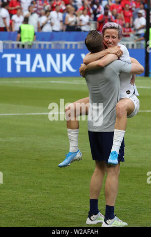 Groupama Stadium, Lione, Francia. 7 Luglio, 2019. FIFA Womens finale di Coppa del Mondo, STATI UNITI D'AMERICA contro Paesi Bassi; 15 Megan Rapinoe (USA) celebrare le squadre di vincere con un pulmann al fischio finale Credito: Azione Sport Plus/Alamy Live News Foto Stock