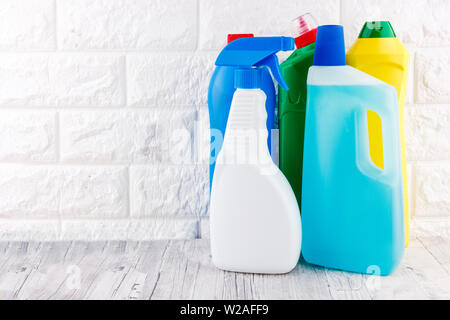 Strumenti di pulizia - liquido, pasta, gel in contenitori di plastica. Foto Stock