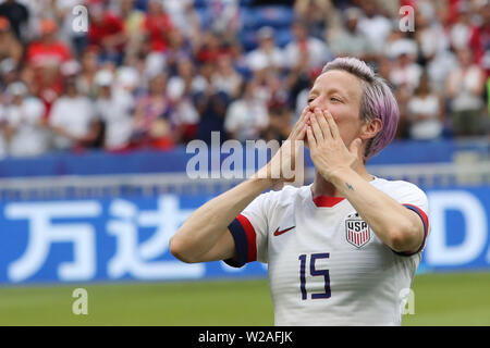 Groupama Stadium, Lione, Francia. 7 Luglio, 2019. FIFA Womens finale di Coppa del Mondo, STATI UNITI D'AMERICA contro Paesi Bassi; 15 Megan Rapinoe (USA) festeggia con i tifosi Credito: Azione Sport Plus/Alamy Live News Foto Stock