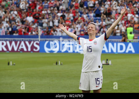 Groupama Stadium, Lione, Francia. 7 Luglio, 2019. FIFA Womens finale di Coppa del Mondo, STATI UNITI D'AMERICA contro Paesi Bassi; 15 Megan Rapinoe (USA) festeggia con i tifosi Credito: Azione Sport Plus/Alamy Live News Foto Stock