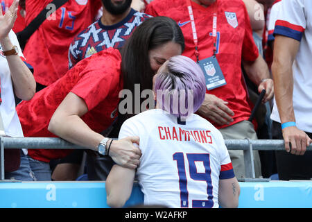 Groupama Stadium, Lione, Francia. 7 Luglio, 2019. FIFA Womens finale di Coppa del Mondo, STATI UNITI D'AMERICA contro Paesi Bassi; 15 Megan Rapinoe (USA) abbraccia la sua ragazza dopo la loro vittoria Credit: Azione Plus sport/Alamy Live News Foto Stock