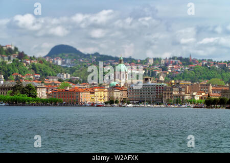 Como città vecchia vista dal lago di Como, Italia. Foto Stock