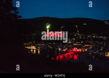 Fuochi d'artificio su Heidelberg in Germania di notte Foto Stock