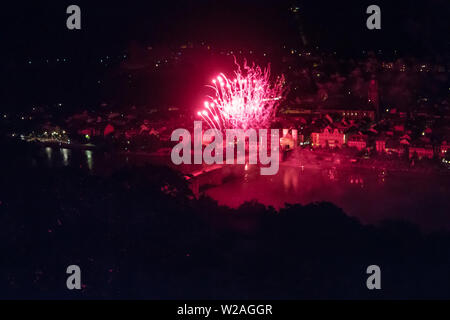 Fuochi d'artificio su Heidelberg in Germania di notte Foto Stock