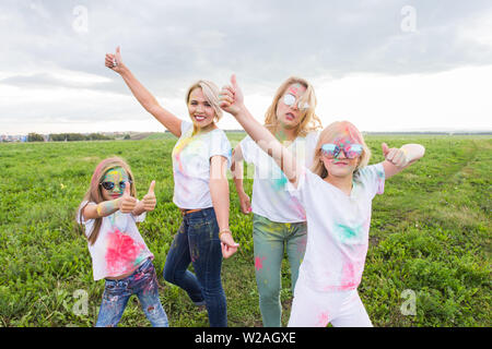 La famiglia, il festival di holi e concetto di vacanze - Ritratto di madri e figlie coperto di vernice Foto Stock