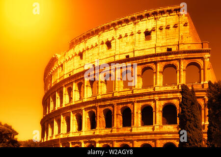 Colosseo al tramonto in Roma, Italia Foto Stock