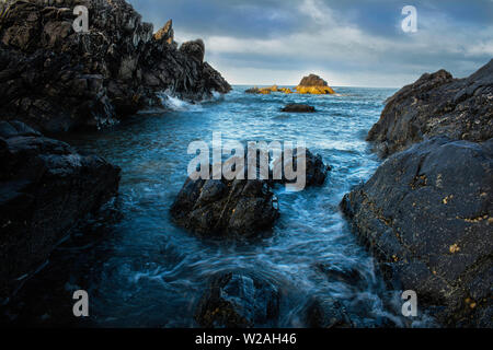 Vista incredibile sul mare del Nord con splendide rocce e luci interessanti vicino a Stonehaven, Scozia Foto Stock