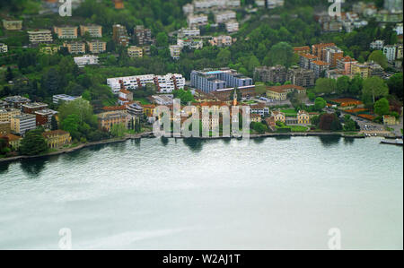 Argine di Como città nei pressi del lago di Como in Italia. Foto Stock