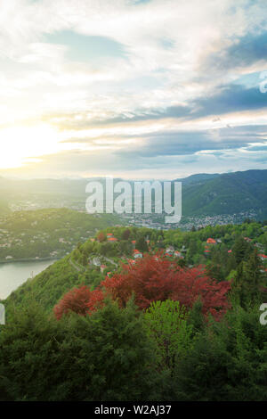 Bellissima vista del tramonto sul Brunate montagna in Italia. Foto Stock